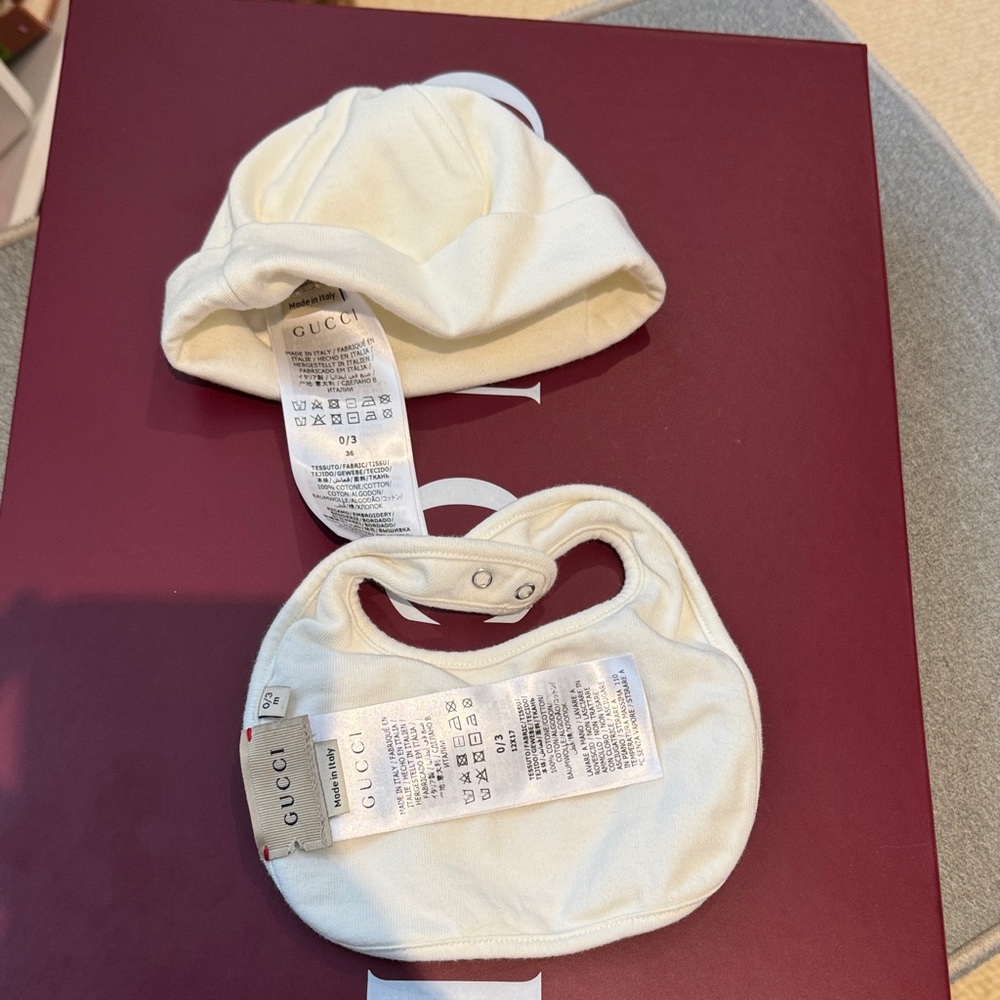 Gucci Cream Baby Bib and Hat Set - Picture 2 of 2